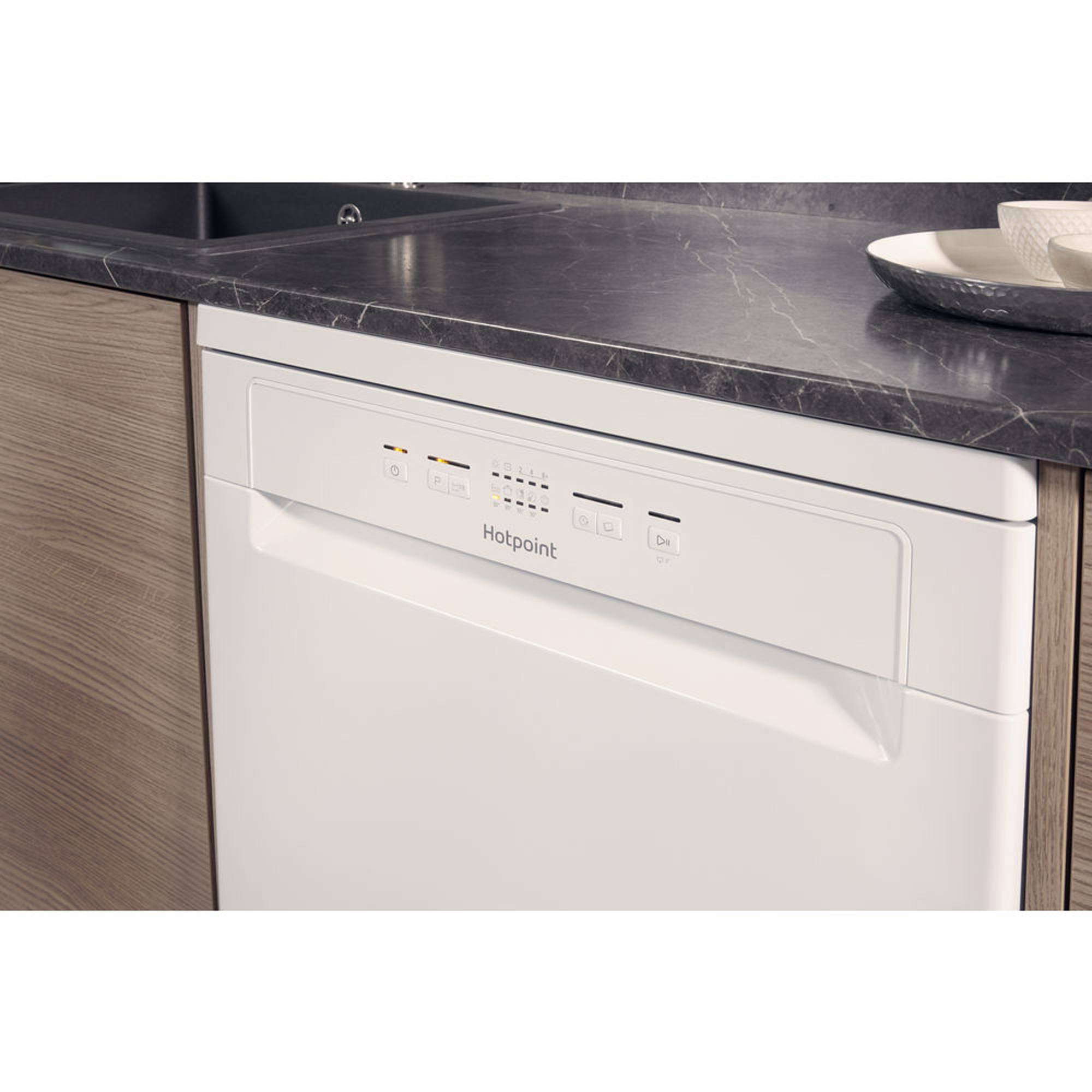 Hotpoint Aquarius HFC2B19 13 Place Settings Dishwasher Hughes